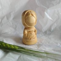Різьблена з дерева мініатюрна композиція Лялька-оберег